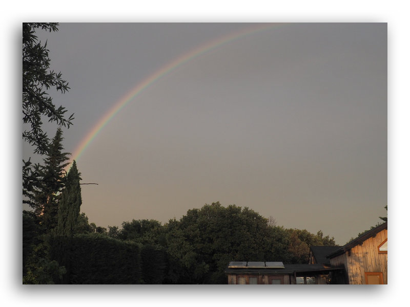 arc-en-ciel au-dessus des chalets