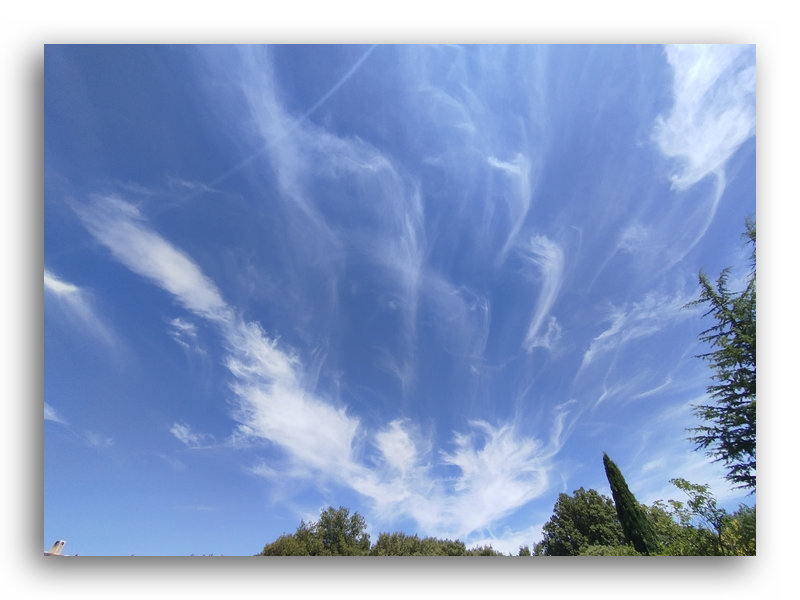 ciel bleu nuageux